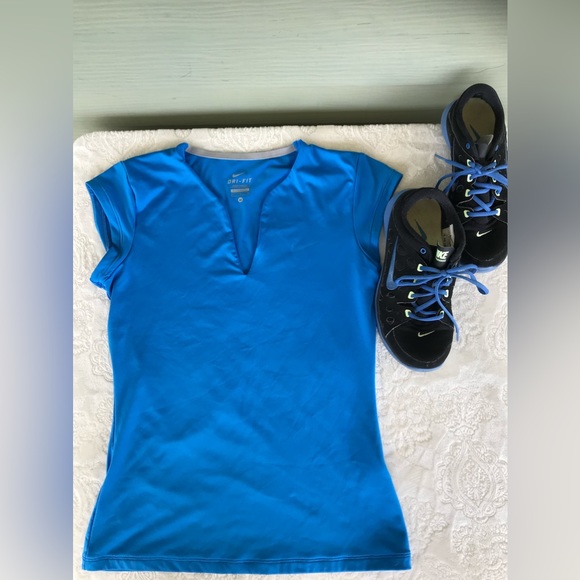 🚨 Bundle 🚨 Nike top, Nike sneakers! - Picture 2 of 5